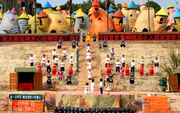 Il est situé près de la ville de Kunming, en Chine, et est habité par des personnes atteintes de nanisme, qui divertissent les visiteurs avec des spectacles de différentes sortes.