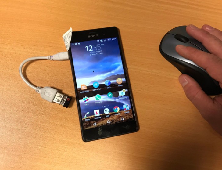 Pekskärmen på smarttelefonen är sönder, men den här killen har hittat en lysande alternativ lösning!