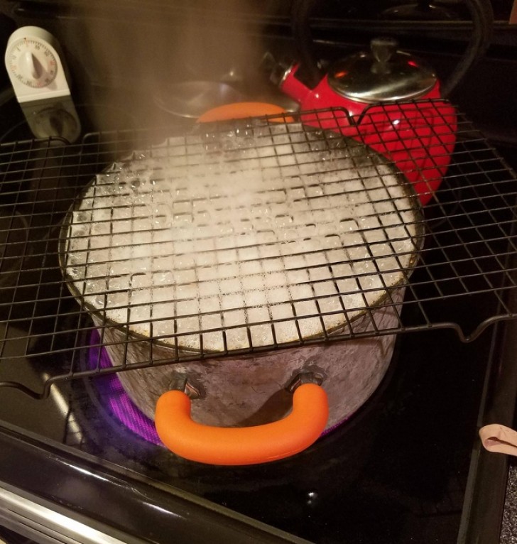 L'astuce de la louche en bois sur le bord de la casserole fonctionne..... Mais ça aussi !