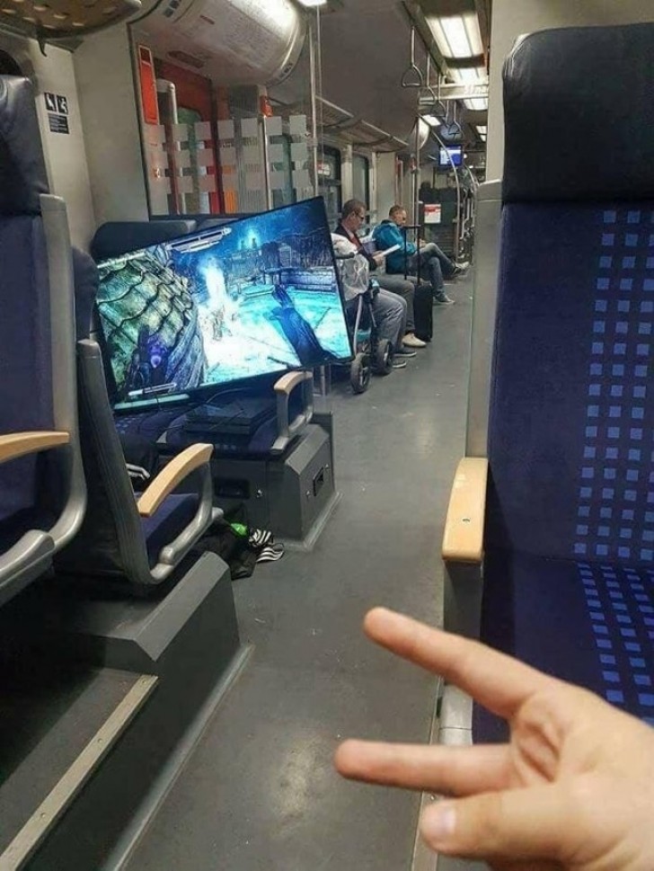 Det finns de som läser på tåget... Och de som spelar dataspel!