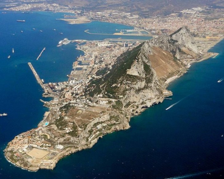 1. Der Fels von Gibraltar und seine maurische Burg, erbaut 711.