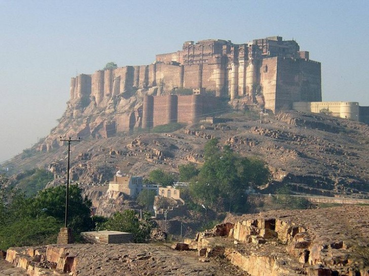12. Il forte Mehrangarh è una fortezza situata su una collina 125 metri sopra la città indiana di Jodhpur. Fu eretta a partire dal 1458 ed è una delle mete turistiche più amate del paese.