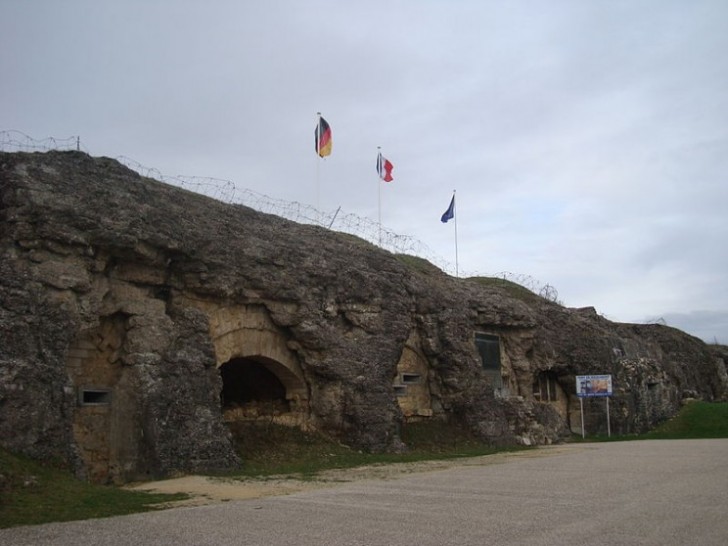 15. Das Fort von Douaumant ist eine französische Festung die eine wichtige Rolle in der Schlacht von Verdun während des ersten Weltkriegs spielte.