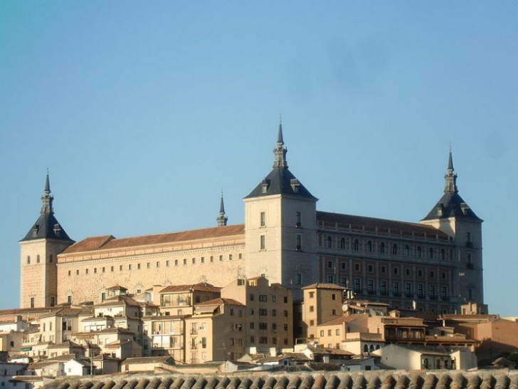 16. Hoch erhoben über der verzauberten Stadt Toledo erhebt sich das beeindruckende Alcázar. Die erste Bewohnung geht auf das III. Jahrhundert zurück.
