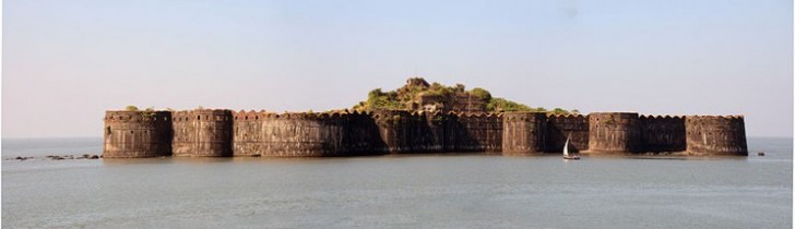 4. Murud-Janjira, Indien: Diese Burg wurde Ende des XVII Jahrhunderts auf einer Insel erbaut und ist seitdem noch intakt geblieben.