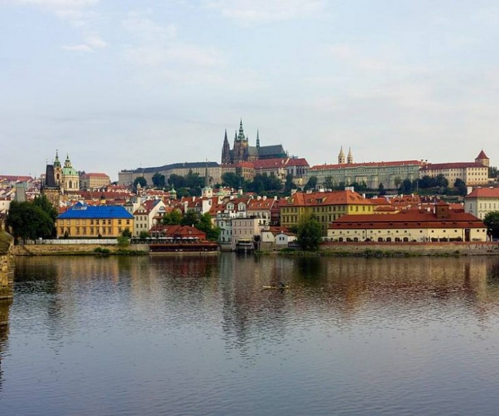 5. Burg von Prag, IX Jahrhundert. Heute ist sie die offizielle Residenz des Präsidenten der tschechischen Republik.