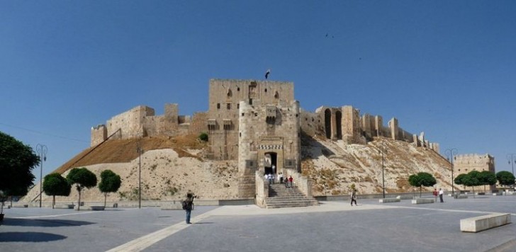 7. La Cittadella di Aleppo, al-Qalʿa, nel 2010, prima che venisse danneggiata dai bombardamenti sulla città.