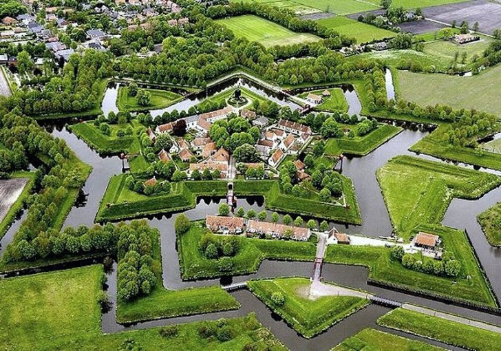 8. Bourtange, aux Pays-Bas, est un beau village fortifié en forme d'étoile pentagonale construit en 1580 par Guillaume Ier, aujourd'hui habité par environ 300 personnes.
