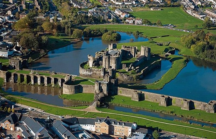 9. Burg von Caerphilly, das größte mittelalterliche Fort von Wales und das erste mit konzentrischen Mauern des vereinigten Königreiches (1268).