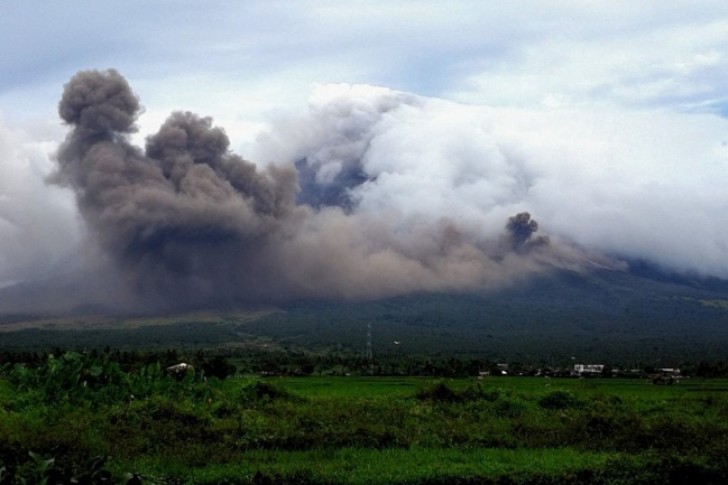 23. As cinzas do vulcão parecem duas pessoas abraçadas.