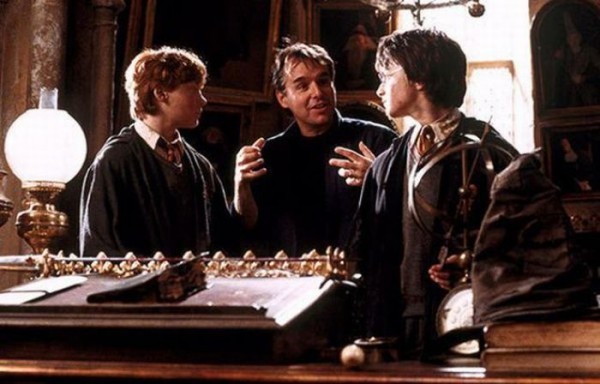 De hoofdrolspelers luisteren naar de aanwijzingen van de regisseur tijdens een van de eerste verfilmingen van de reeks.