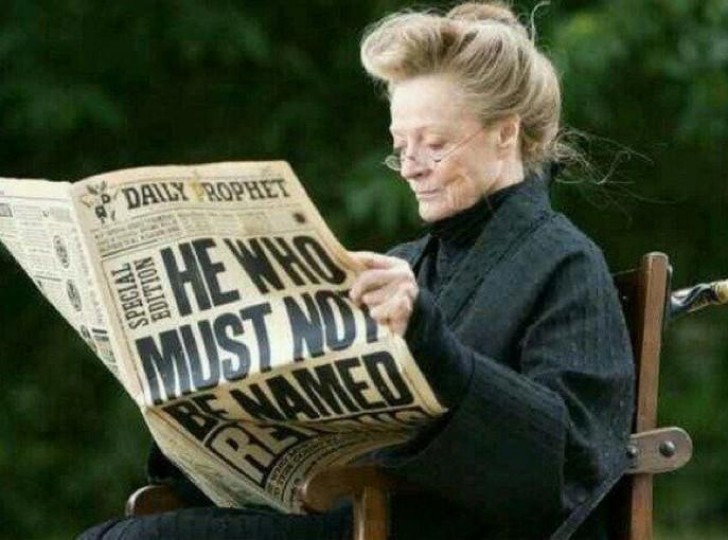 De enige echte Minerva Anderling leest de krant.