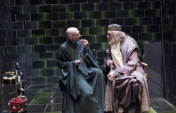 Nemici nel film, colleghi nella vita: vedere Silente e Voldemort chiacchierare così amichevolmente fa impressione!