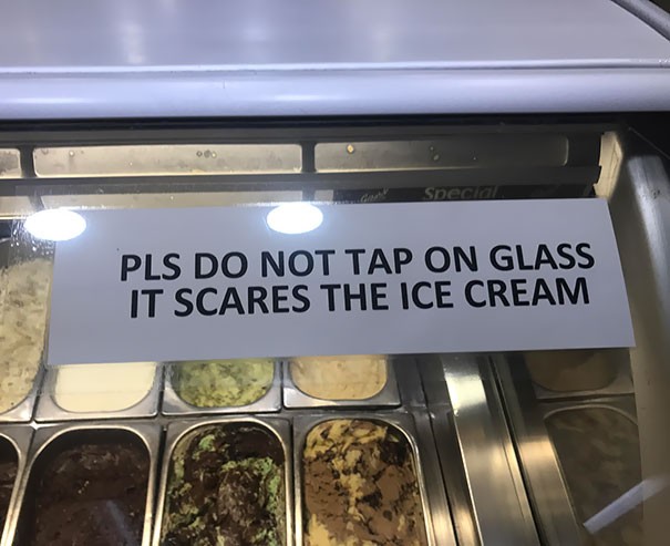 "Per favore, non battere sul vetro. Il gelato si spaventa."
