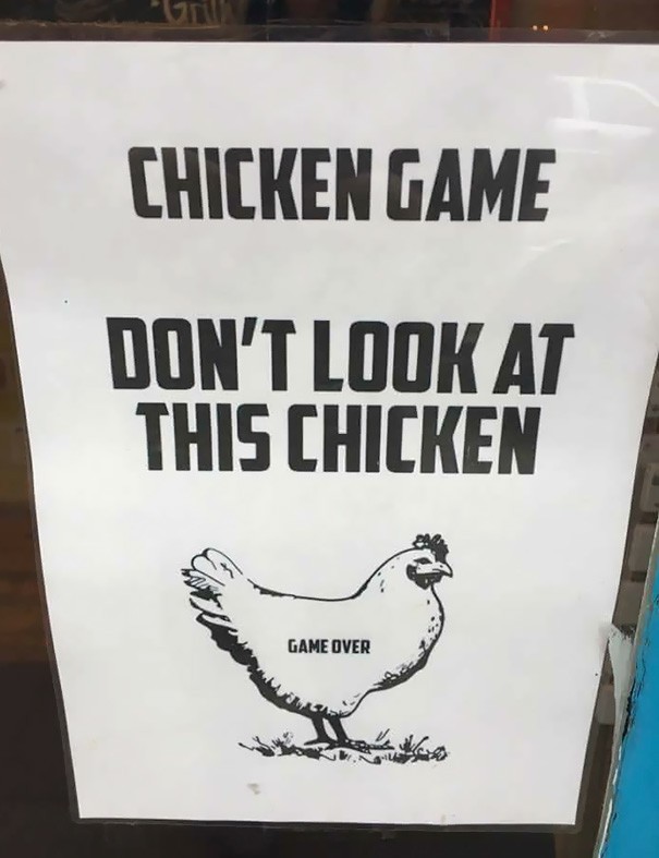 Das Chicken Game. Sieh das Huhn nicht an. Game Over.