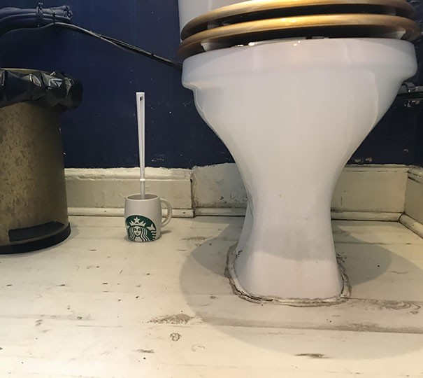 "Nel bar in cui lavoro usano la tazza di Sturbucks come portascopino per il WC"