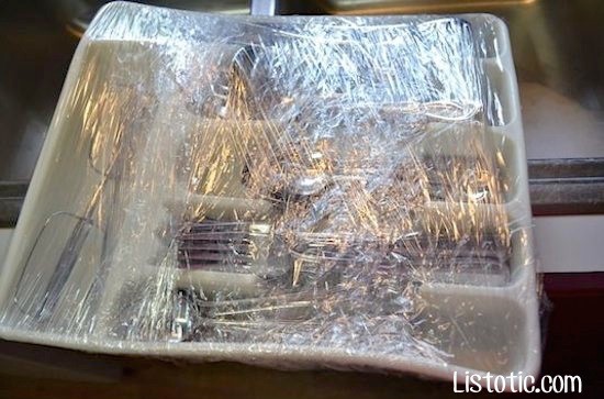 1. Do not use adhesive tape to keep drawers, cutlery trays and cupboard doors from moving. Instead, use plastic wrap instead.