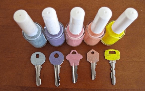 22. Dipingi le tue nuove chiavi con lo smalto per unghie per mantenere tutto in ordine