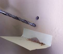6. Quando usi il trapano, puoi raccogliere la polvere con un post-it. Applicalo un paio di centimetri sotto a dove effettuerai il buco