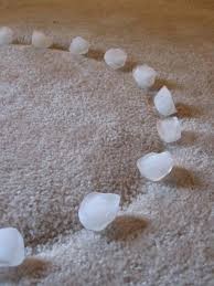 7. Non tutti lo sanno, ma i cubetti di ghiaccio possono aiutare a sbarazzarsi delle ammaccature dei tappeti. Lascia sciogliere il ghiaccio, poi usa un cucchiaio per sollevare facilmente le fibre