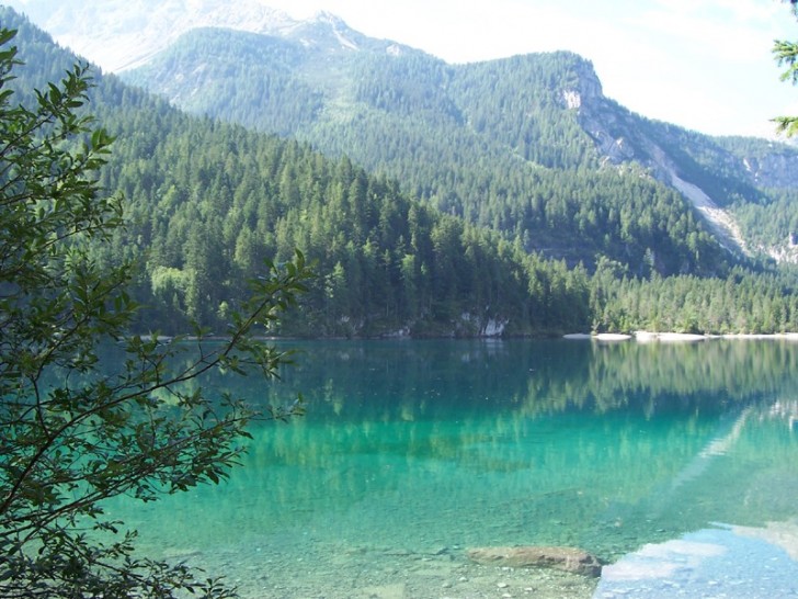 14. Lago di Tovel, situato nel Parco Naturale Adamello-Brenta (Trento), è anche noto come 'lago di cristallo'.