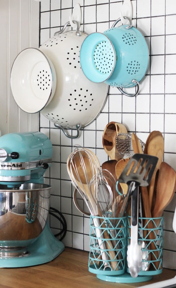 Dans la cuisine, vous pouvez les utiliser pour suspendre les ustensiles que vous utilisez le plus souvent sur les murs, comme les passoires pour les pâtes !