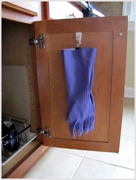 The most practical (and even most hygienic) way to hang kitchen gloves!