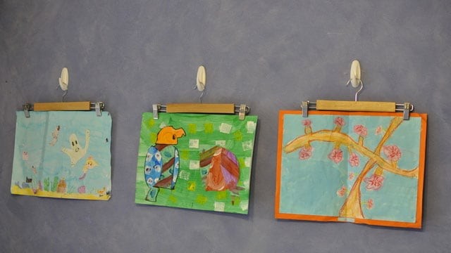 Infine, con dei ganci adesivi potrete creare una galleria con le opere d'arte dei vostri figli!