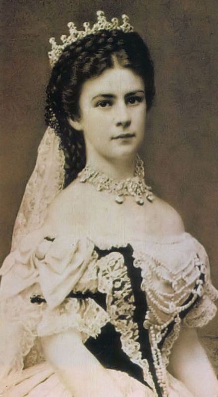 Le nozze con Francesco Giuseppe ebbero luogo il 23 aprile 1854, quando Elisabetta aveva solo 17 anni.