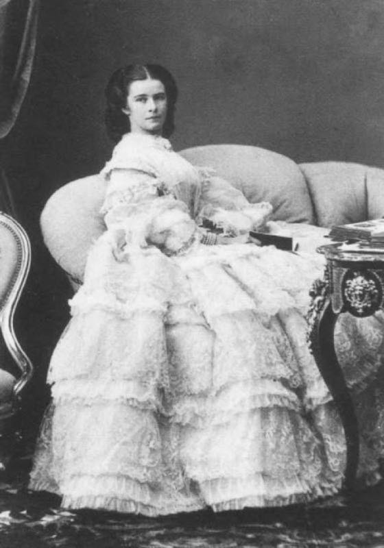 Alla donna, che si chiamava Franziska Feifalik, era fatto divieto d'indossare anelli e nel maneggiare i capelli della principessa era tenuta a indossare guanti bianchi puliti.