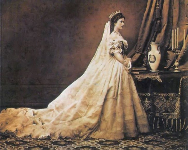 Elisabetta era molto attaccata alla famiglia, in particolar modo alla mamma. Il matrimonio col futuro imperatore d'Austria, però, la obbligò ad assumere ruoli e responsabilità che non si sentiva in grado di poter svolgere.