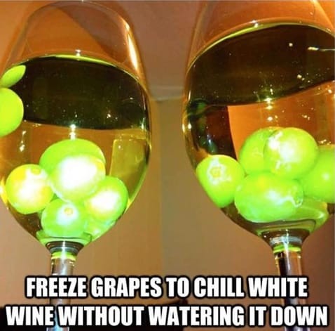 Anstatt Eiswürfel könnt ihr gefrorene Trauben verwenden, um Wein zu kühlen!