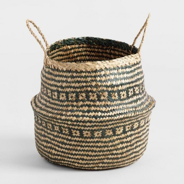 This straw basket not only furnishes a room, but it is also useful to hide all the mess when and if unexpected guests arrive.