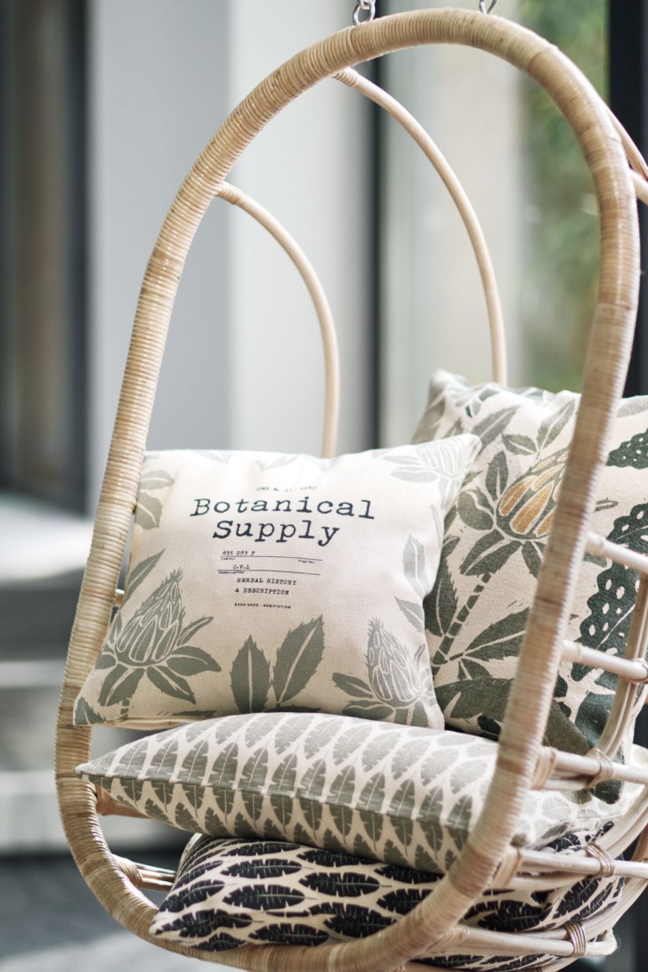 Do you love gardening and all things green? Then objects such as these cushions can also recall and emphasize your passion.