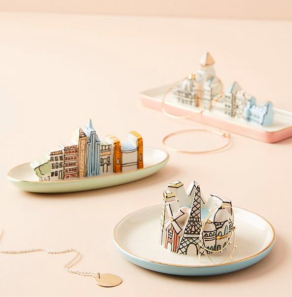 Do you love to travel? Then these ceramic souvenir pieces should never be missing.