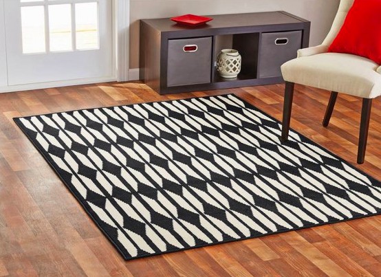 Vous aimez les tapis ? Si vous voulez personnaliser une pièce, choisissez en un avec des couleurs vives et un trame qui laisse un impact.