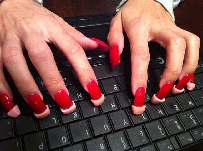 No logra a escribir en la computadora a causa de las uñas largas? Aqui la solucion