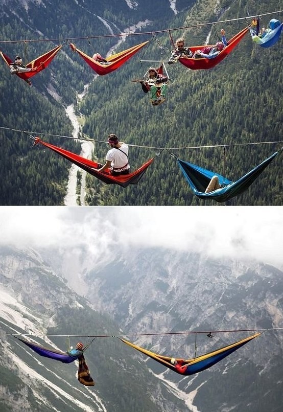 1. Si vous n'avez pas peur des hauteurs, vous pouvez pique-niquer entre amis sur les hauteurs du Mont Piana (Dolomites).