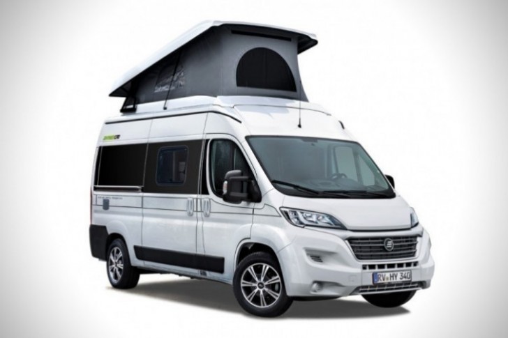 HymerCar offre la possibilità di ampliare il numero di posti letto, montando una tenda specifica per il tetto dei veicoli.