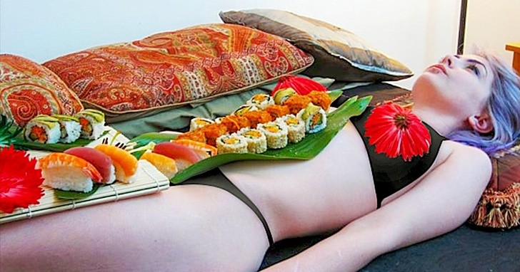 5. A cena nei ristoranti che offrono il servizio Nyotaimori, anche noto come "body sushi".