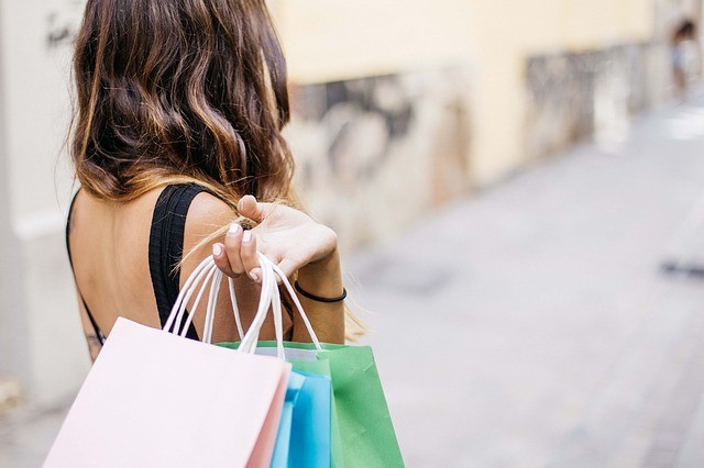 A confermarlo ci sono diversi studi che affrontano ognuno un aspetto su cui lo shopping agisce positivamente.