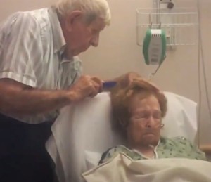 Seniele dementie zal niet voorkomen dat deze man zijn vrouw liefheeft als de eerste dag dat hij haar 70 jaar geleden ontmoette.