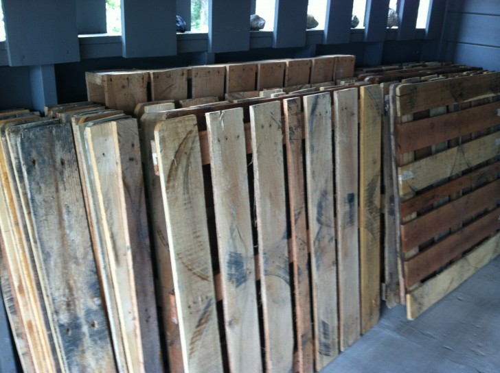 These pallets were used when they moved house and were to be thrown away. But the family decided to keep them and to use them in a very ambitious project.