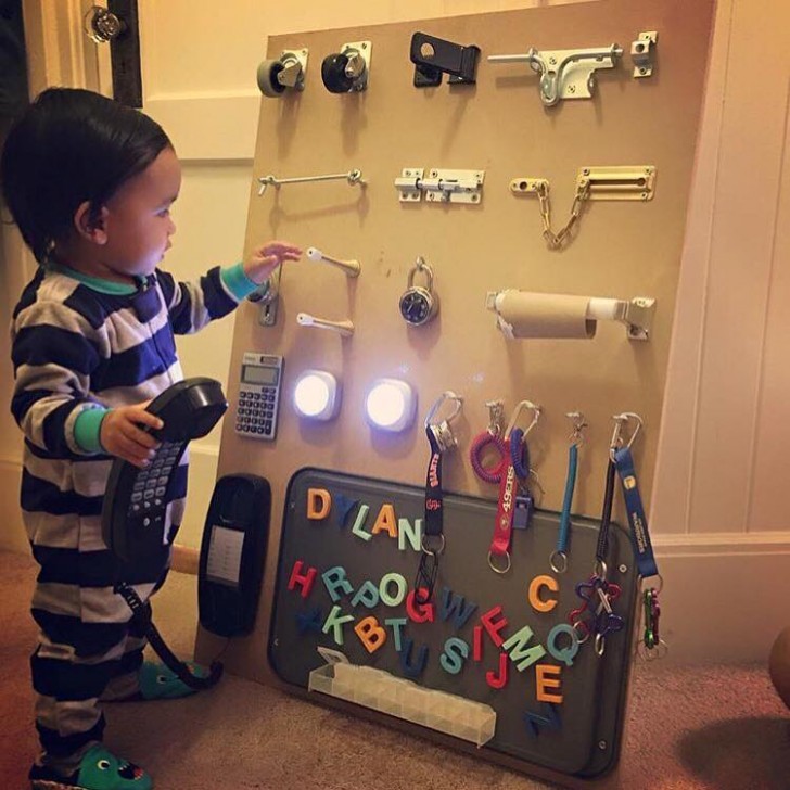 4. If you have one or more of these objects in the house, you can attach them to a board in order to create a kind of sensory learning panel for your child.