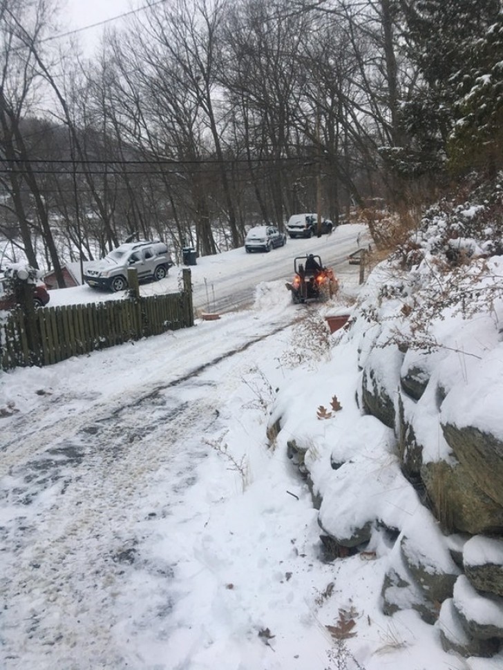 Vicini di buon cuore: in questo caso quello con lo "strumento più adatto" per spalare la neve è sopraggiunto in soccorso