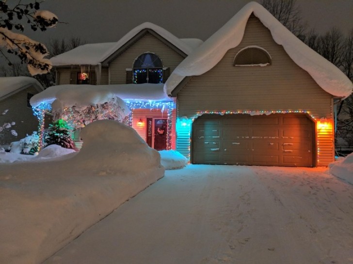 Ein Haus, dass sich in einen märchenhaften Ort verwandelt hat, nachdem es drei Tage lang schneite.