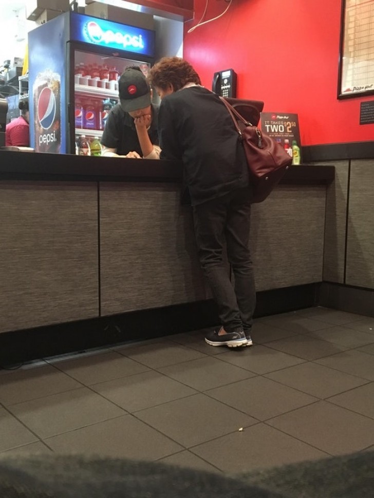 In this pizzeria, the waitress shows the customer how to order online. Why? Because in this way the customer can save money!