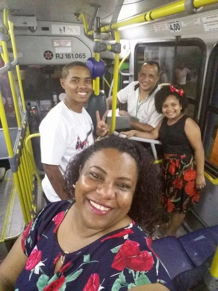 Este cobrador teve que trabalhar no ano novo, então sua família foi passar a virada com ele no ônibus.