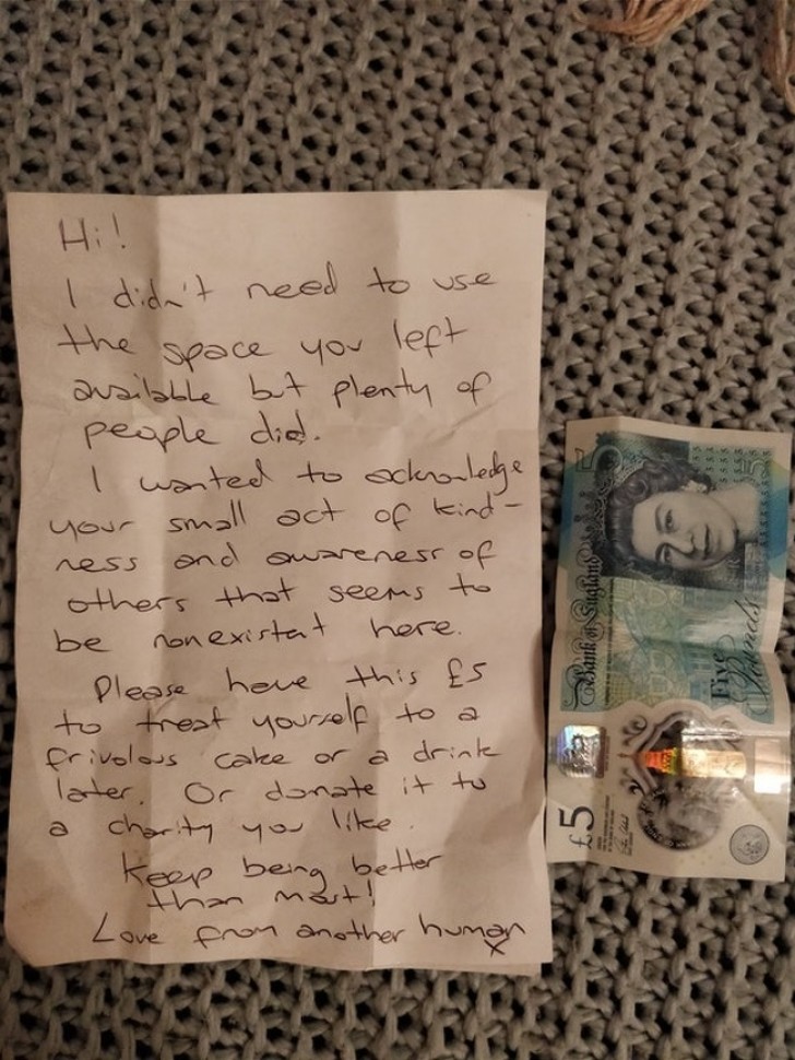 Een man liet een briefje achter in zijn auto waarop stond dat anderen konden parkeren door hem te blokkeren omdat hij de hele dag buiten geweest zou zijn. Bij terugkomst vond hij een bedankbriefje met 5 dollar om "iets lekkers te kopen"