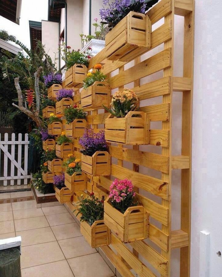 14. En vägg med inbyggda planteringar